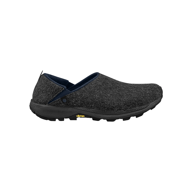 Men's grey wool Topo Rekovr 2 slip-on shoe with a black sole, designed for comfort and odor resistance in cold outdoor activities.